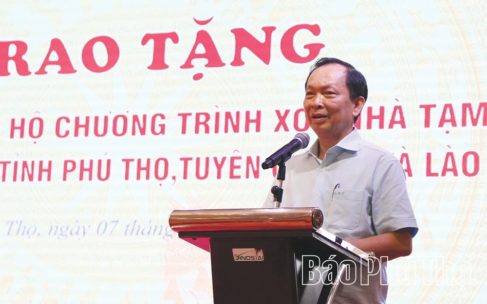 Trao 1 tỷ đồng hỗ trợ xóa nhà tạm, nhà dột nát cho tỉnh Phú Thọ