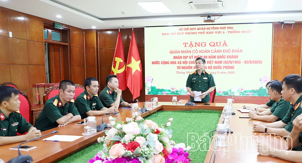 Tặng quà 9 quân nhân có hoàn cảnh khó khăn nhân dịp kỷ niệm 80 năm Quốc khánh 2/9