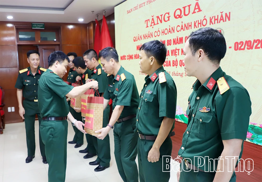 Tặng quà 9 quân nhân có hoàn cảnh khó khăn nhân dịp kỷ niệm 80 năm Quốc khánh 2/9