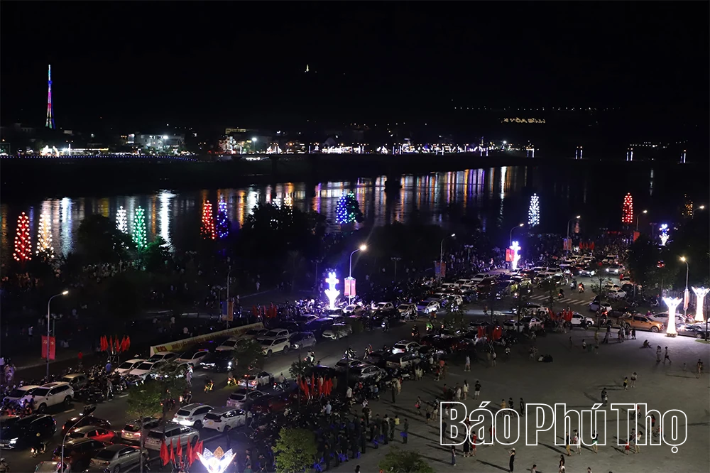 Người dân nô nức xem pháo hoa trên cầu Hòa Bình