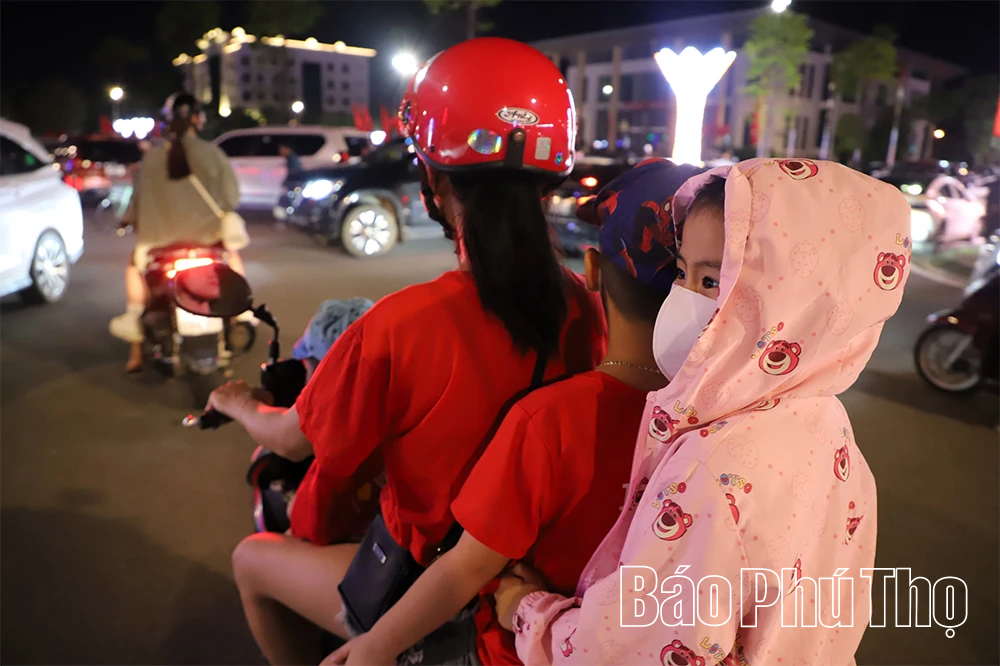 Người dân nô nức xem pháo hoa trên cầu Hòa Bình