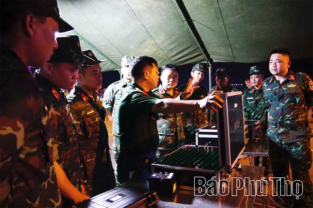 Người dân nô nức xem pháo hoa trên cầu Hòa Bình