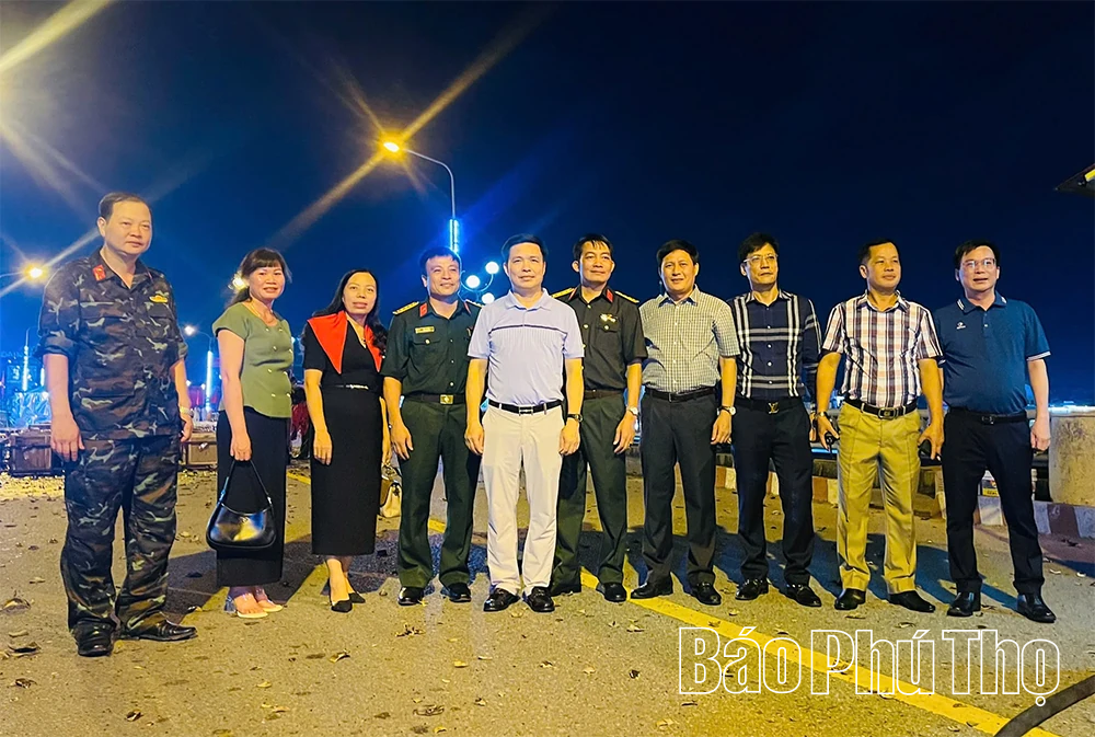 Người dân nô nức xem pháo hoa trên cầu Hòa Bình