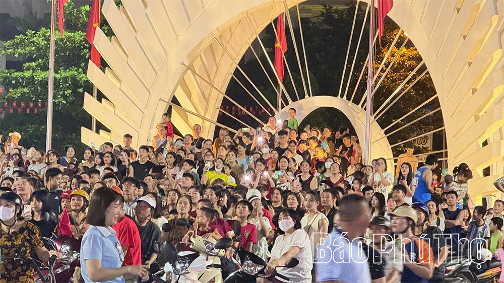 Người dân nô nức xem pháo hoa trên cầu Hòa Bình