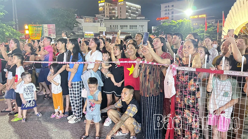 Người dân nô nức xem pháo hoa trên cầu Hòa Bình