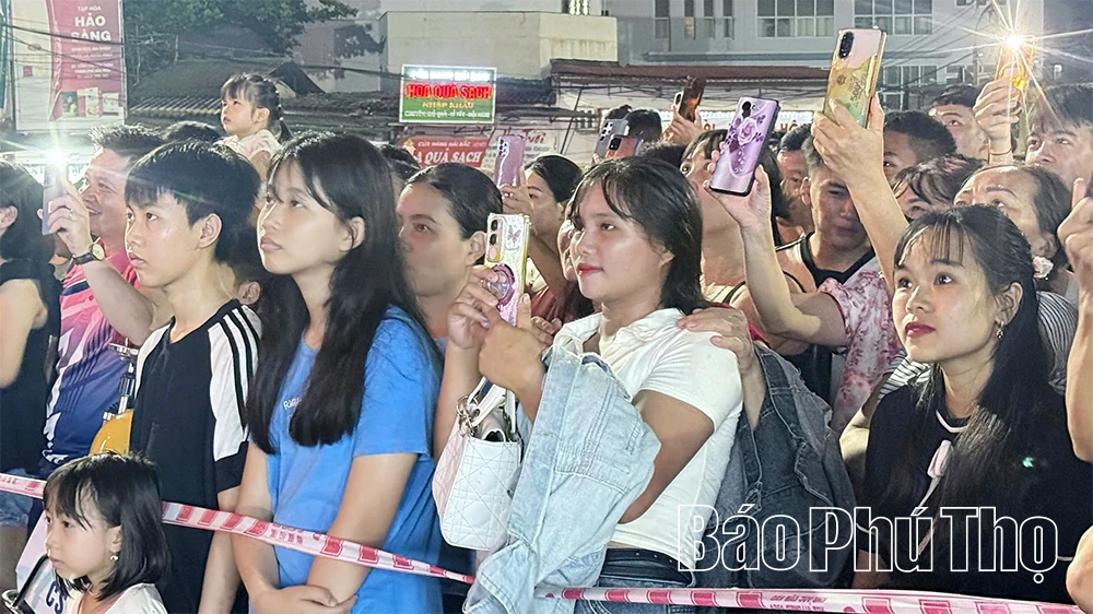 Người dân nô nức xem pháo hoa trên cầu Hòa Bình