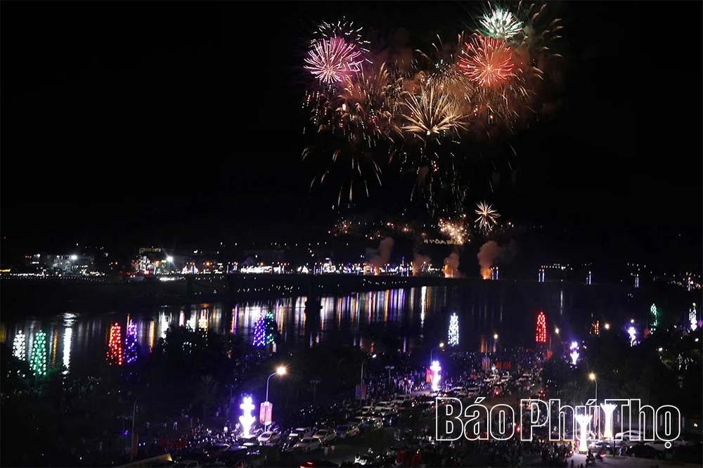 Người dân nô nức xem pháo hoa trên cầu Hòa Bình