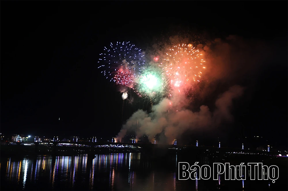 Người dân nô nức xem pháo hoa trên cầu Hòa Bình