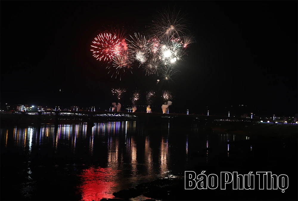 Người dân nô nức xem pháo hoa trên cầu Hòa Bình