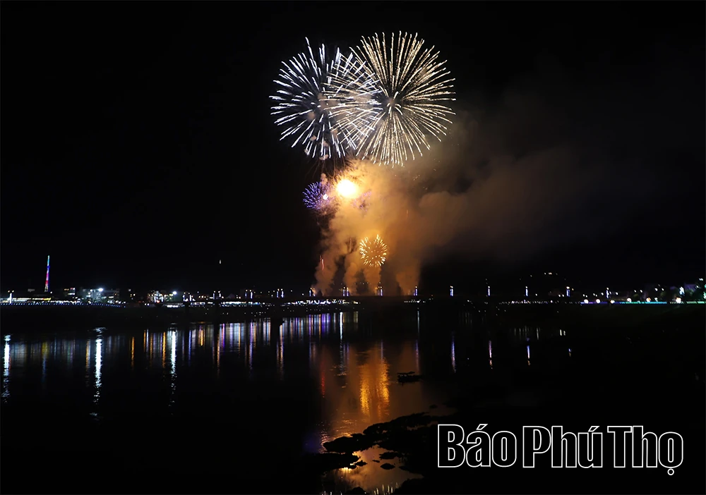 Người dân nô nức xem pháo hoa trên cầu Hòa Bình