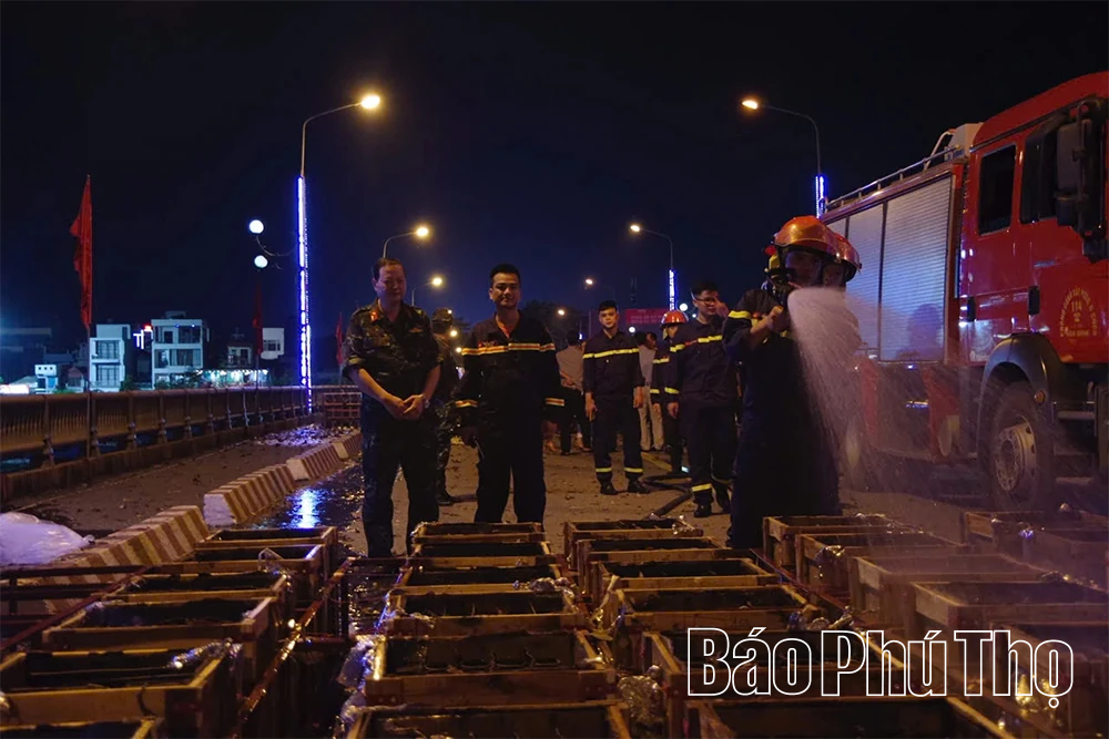 Người dân nô nức xem pháo hoa trên cầu Hòa Bình