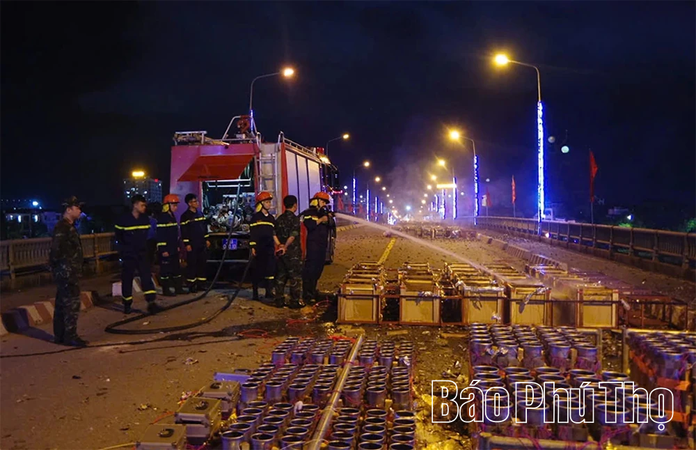 Người dân nô nức xem pháo hoa trên cầu Hòa Bình