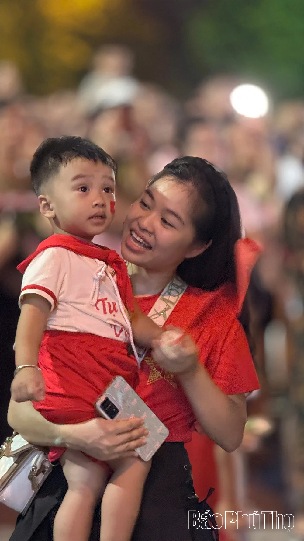 Người dân nô nức xem pháo hoa trên cầu Hòa Bình