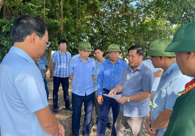 Phó Chủ tịch UBND tỉnh Đinh Công Sứ kiểm tra tình hình sạt lở đê Hữu Thao