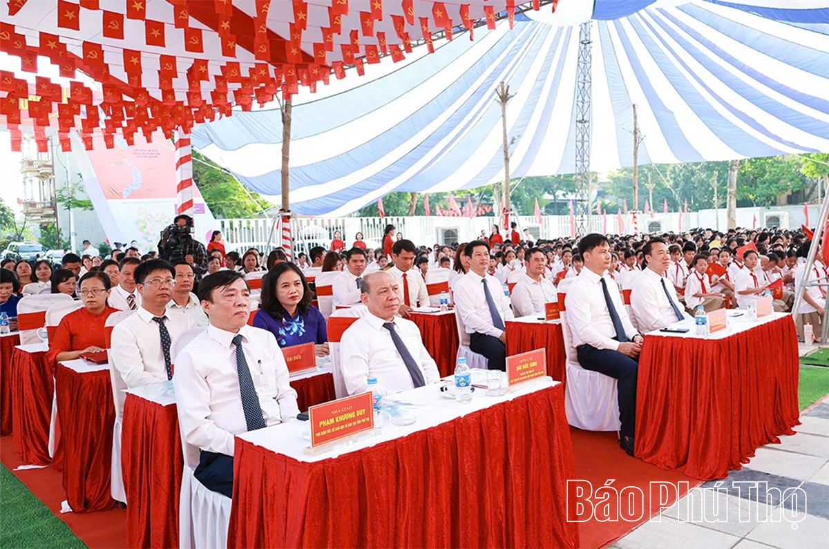 Phó Bí thư Tỉnh ủy Bùi Đức Hinh dự khai giảng tại Trường THCS Tô Hiệu