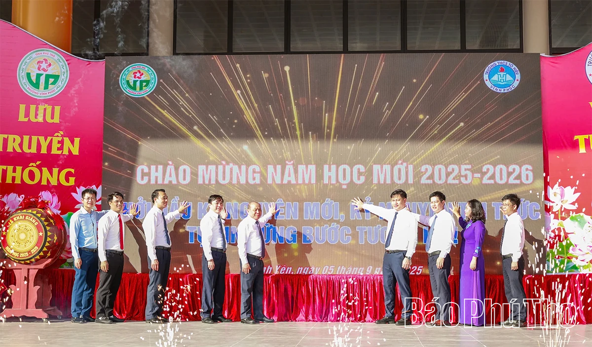 Phó Bí thư Tỉnh ủy Bùi Đức Hinh dự khai giảng tại Trường THCS Tô Hiệu