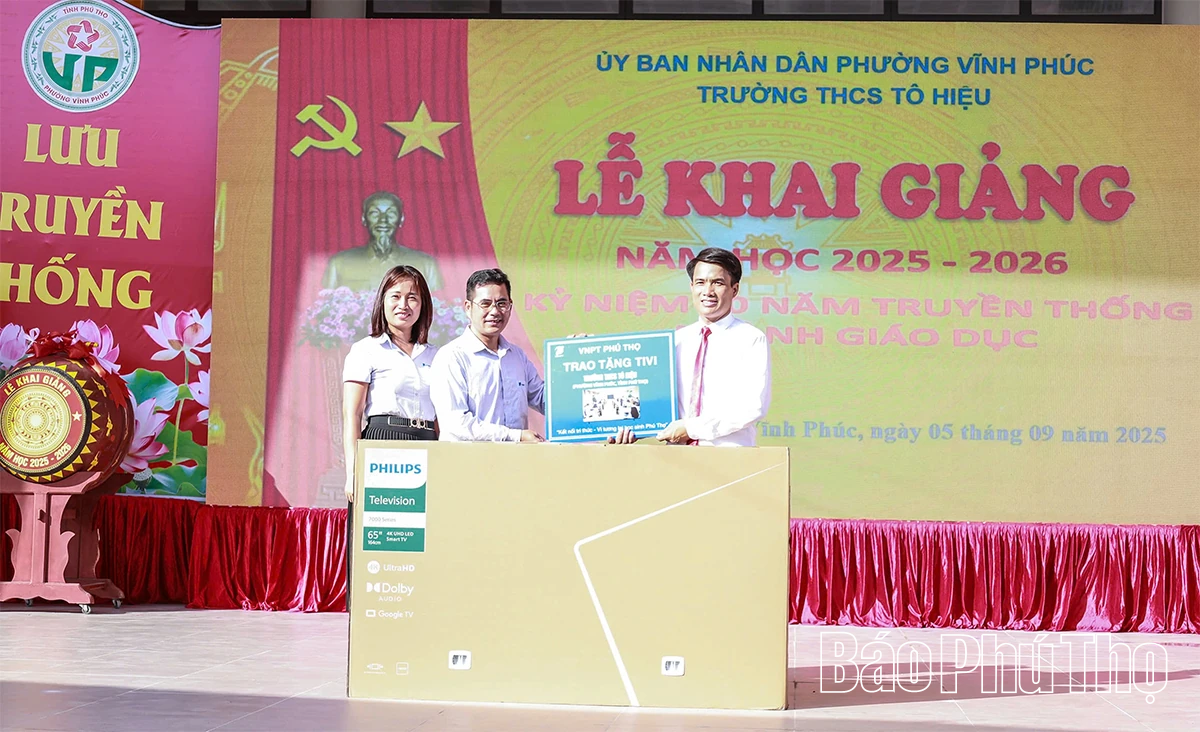 Phó Bí thư Tỉnh ủy Bùi Đức Hinh dự khai giảng tại Trường THCS Tô Hiệu