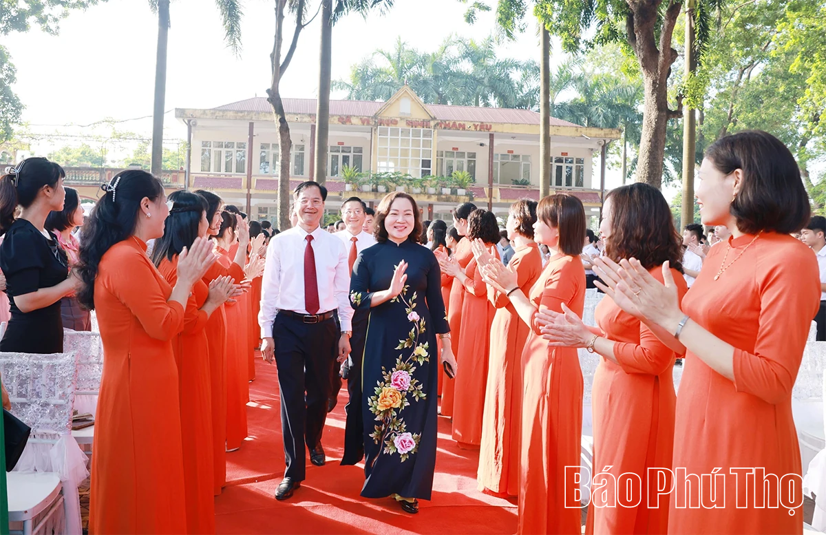 Các đồng chí lãnh đạo tỉnh dự lễ khai giảng năm học 2025 - 2026