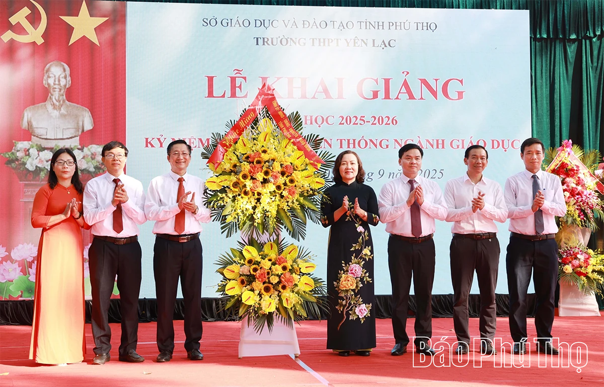 Các đồng chí lãnh đạo tỉnh dự lễ khai giảng năm học 2025 - 2026