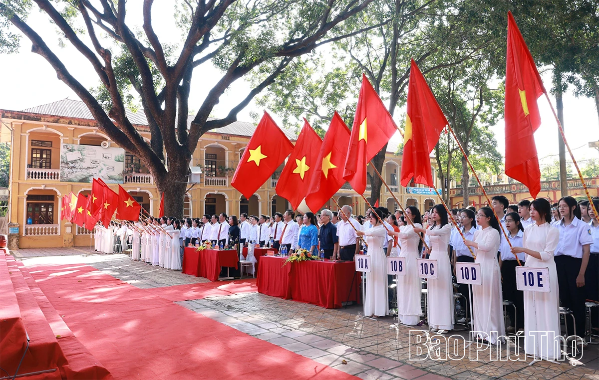 Các đồng chí lãnh đạo tỉnh dự lễ khai giảng năm học 2025 - 2026