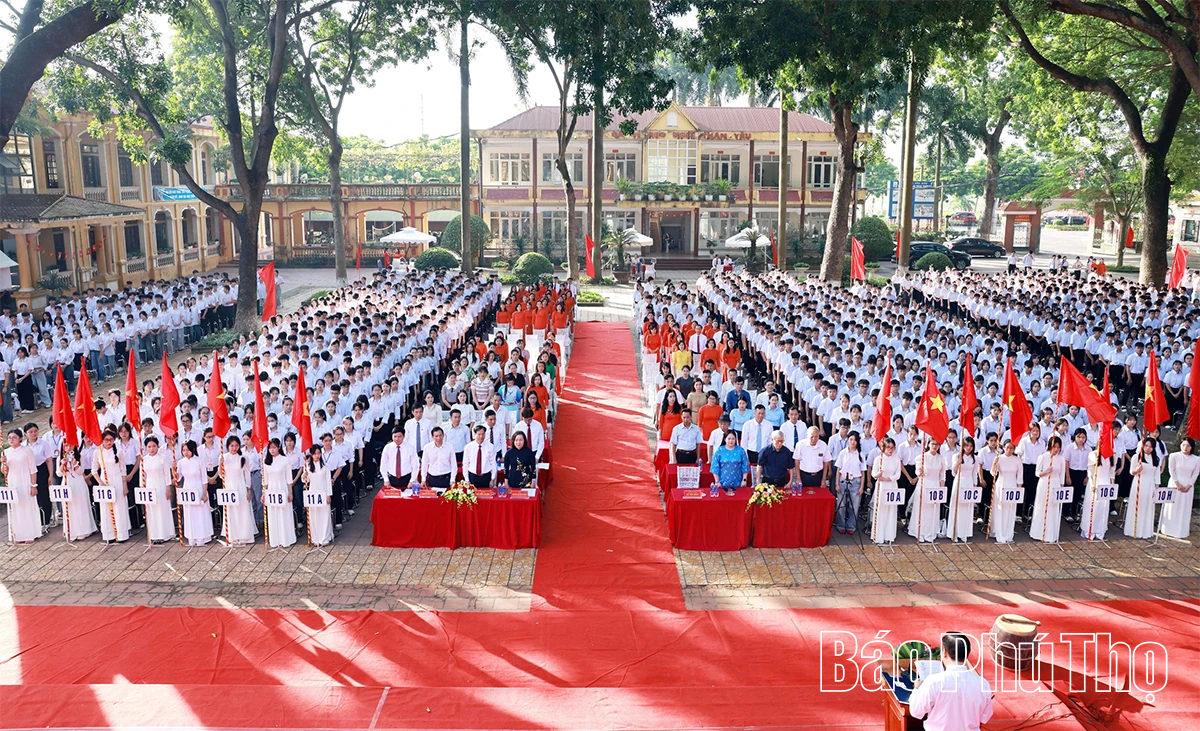 Các đồng chí lãnh đạo tỉnh dự lễ khai giảng năm học 2025 - 2026