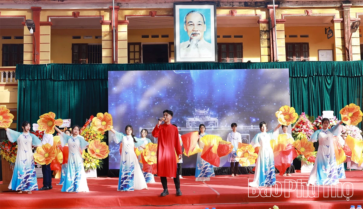 Các đồng chí lãnh đạo tỉnh dự lễ khai giảng năm học 2025 - 2026