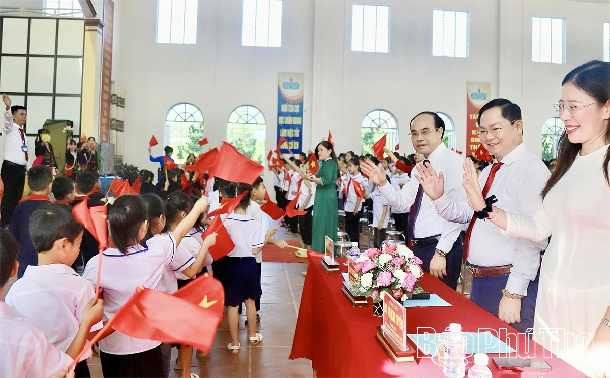 Các đồng chí lãnh đạo tỉnh dự lễ khai giảng năm học 2025 - 2026