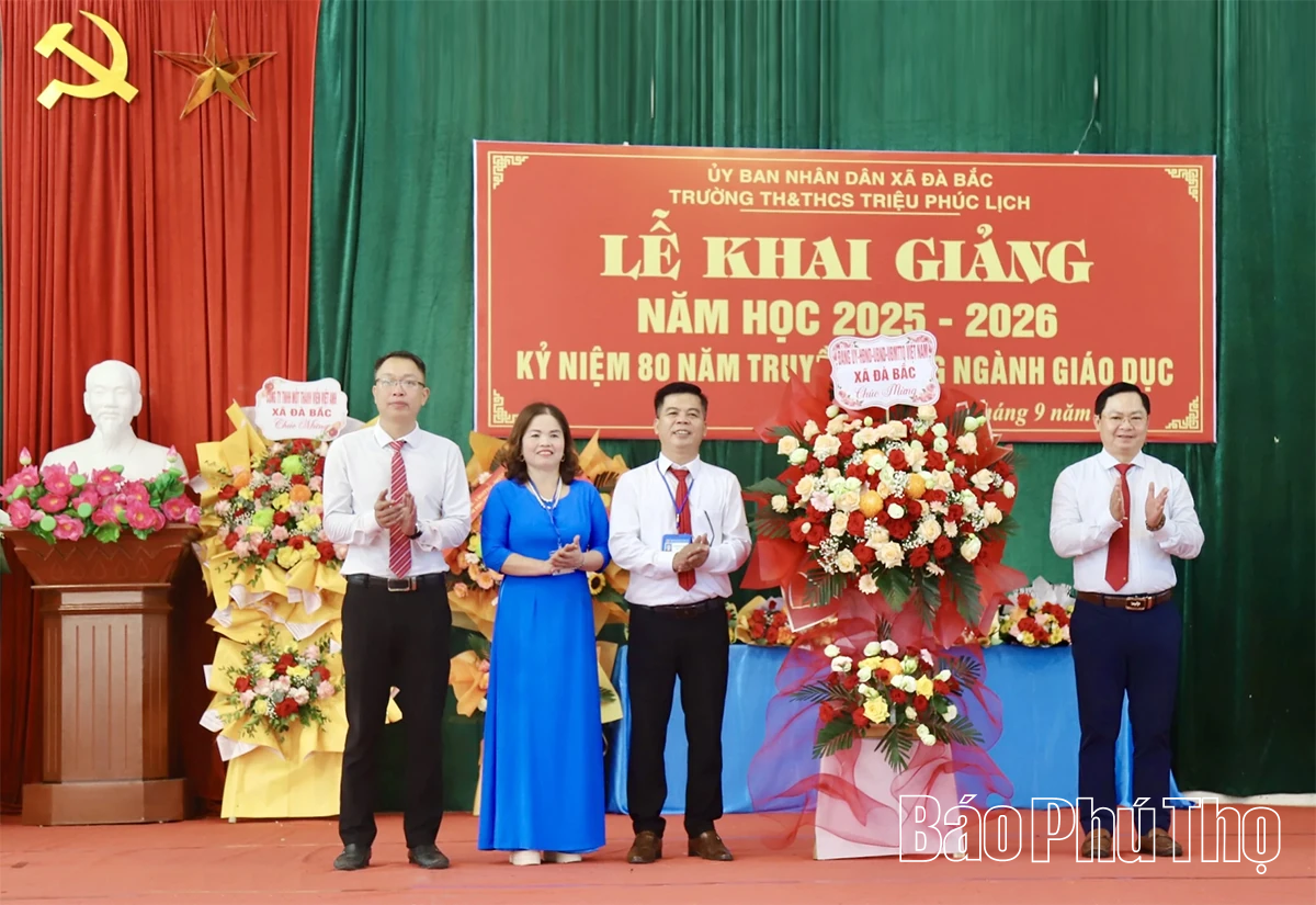 Các đồng chí lãnh đạo tỉnh dự lễ khai giảng năm học 2025 - 2026