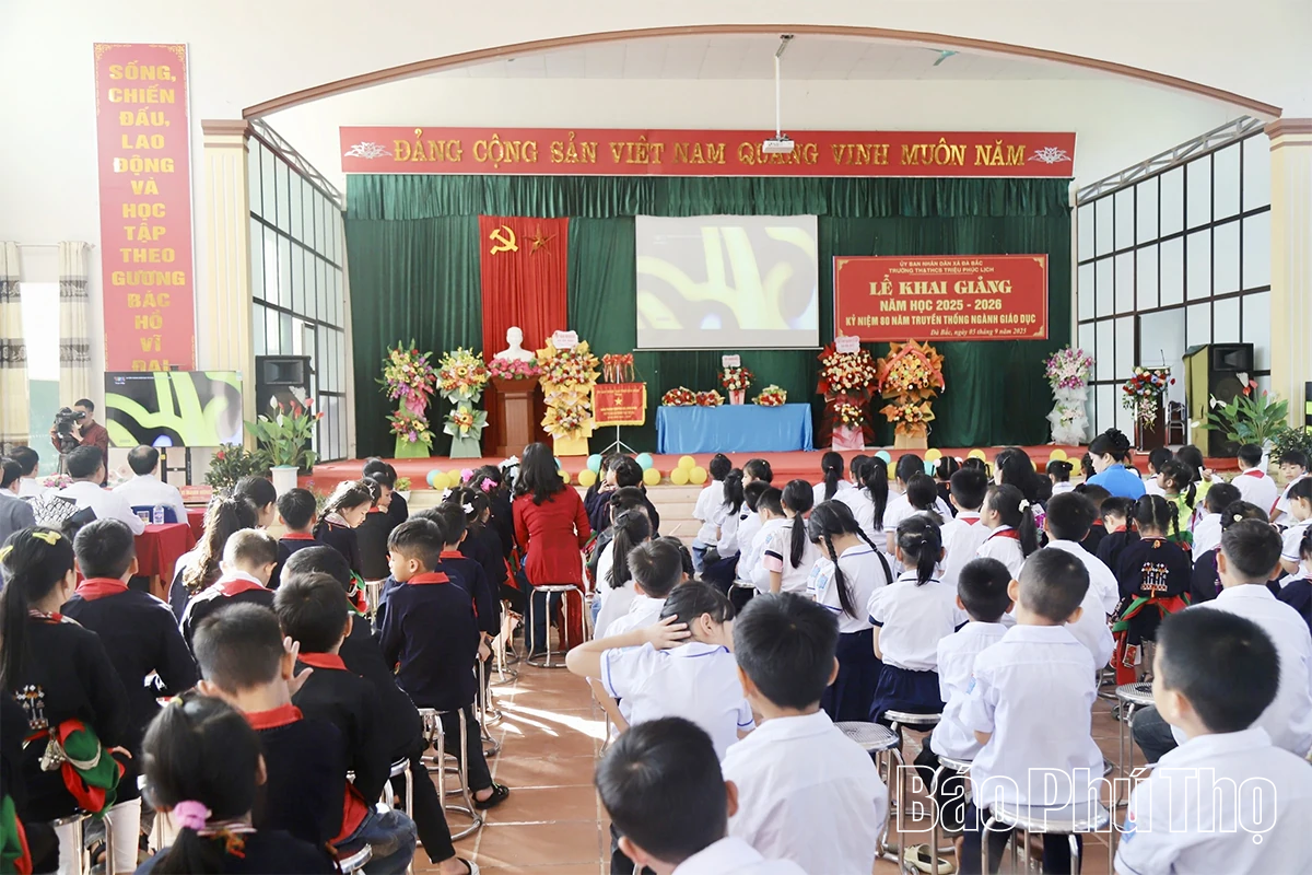 Các đồng chí lãnh đạo tỉnh dự lễ khai giảng năm học 2025 - 2026