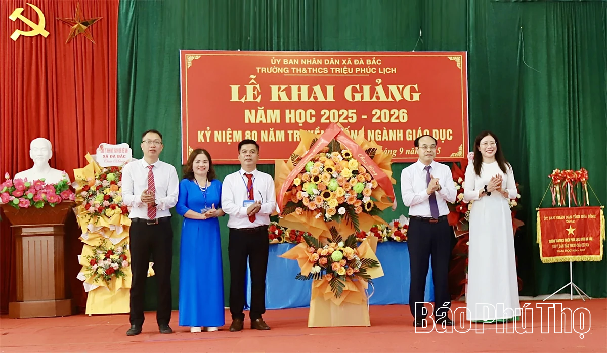 Các đồng chí lãnh đạo tỉnh dự lễ khai giảng năm học 2025 - 2026