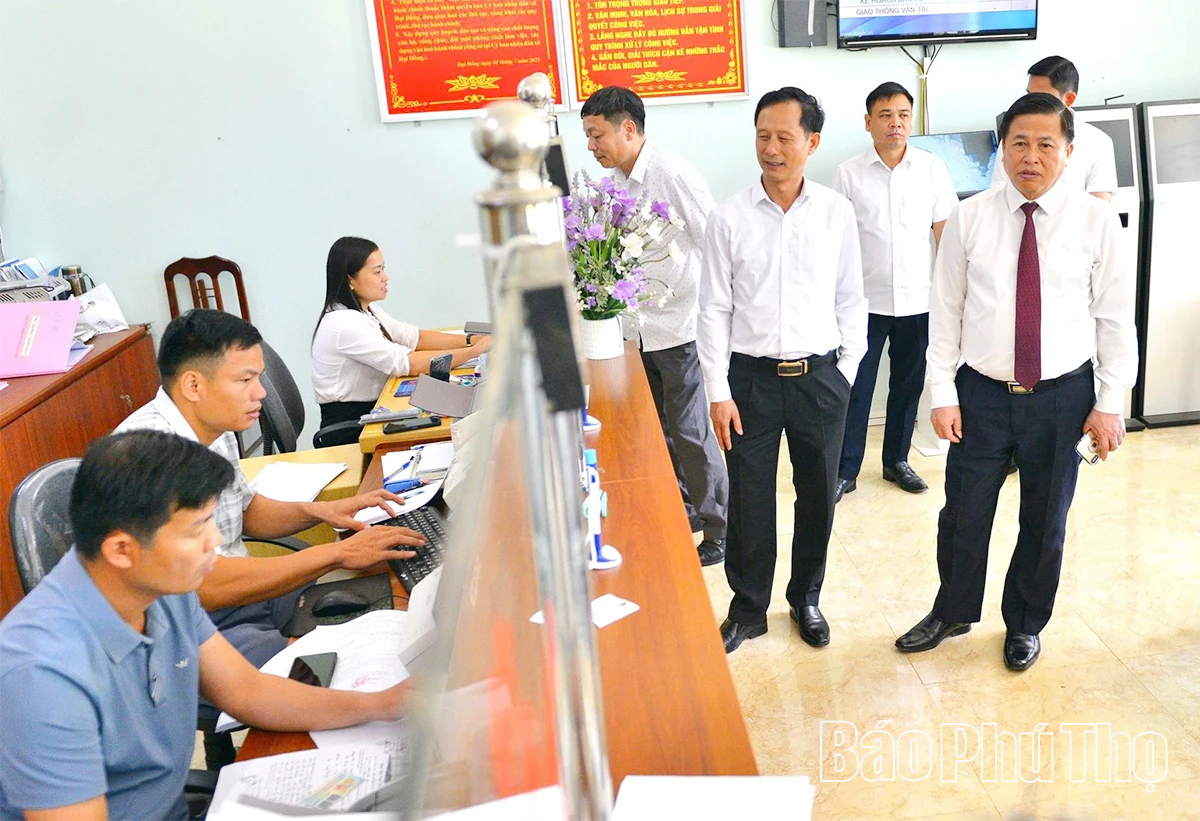 Phó Chủ tịch UBND tỉnh Đinh Công Sứ kiểm tra tình hình hoạt động chính quyền xã Đại Đồng