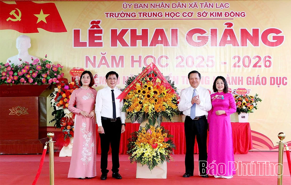 Các đồng chí lãnh đạo tỉnh dự lễ khai giảng năm học 2025 - 2026