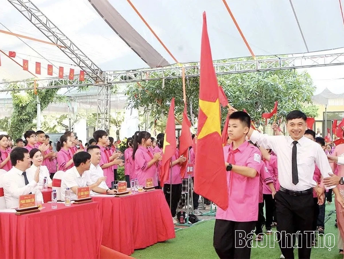 Các đồng chí lãnh đạo tỉnh dự lễ khai giảng năm học 2025 - 2026