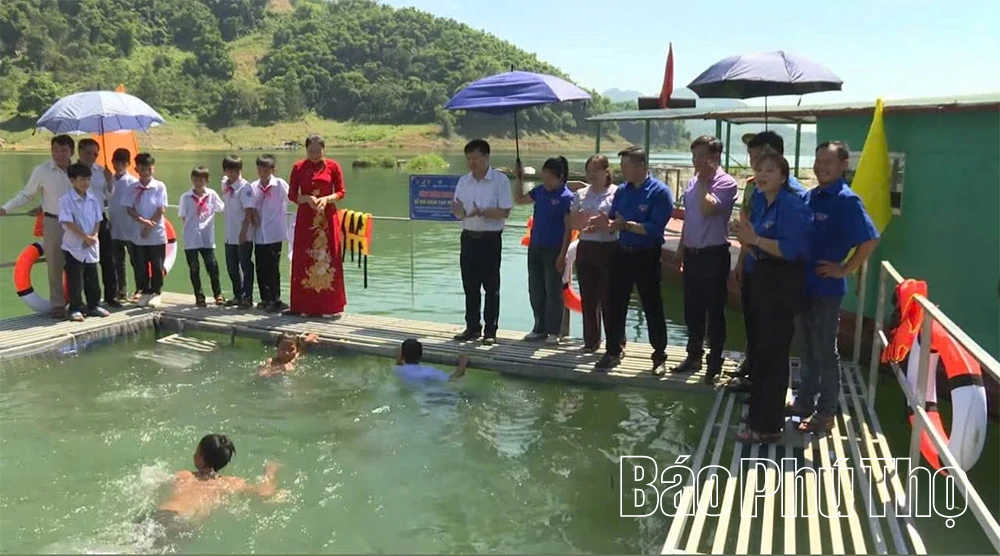 Khánh thành công trình thanh niên “Bể bơi nhân tạo trên sông”