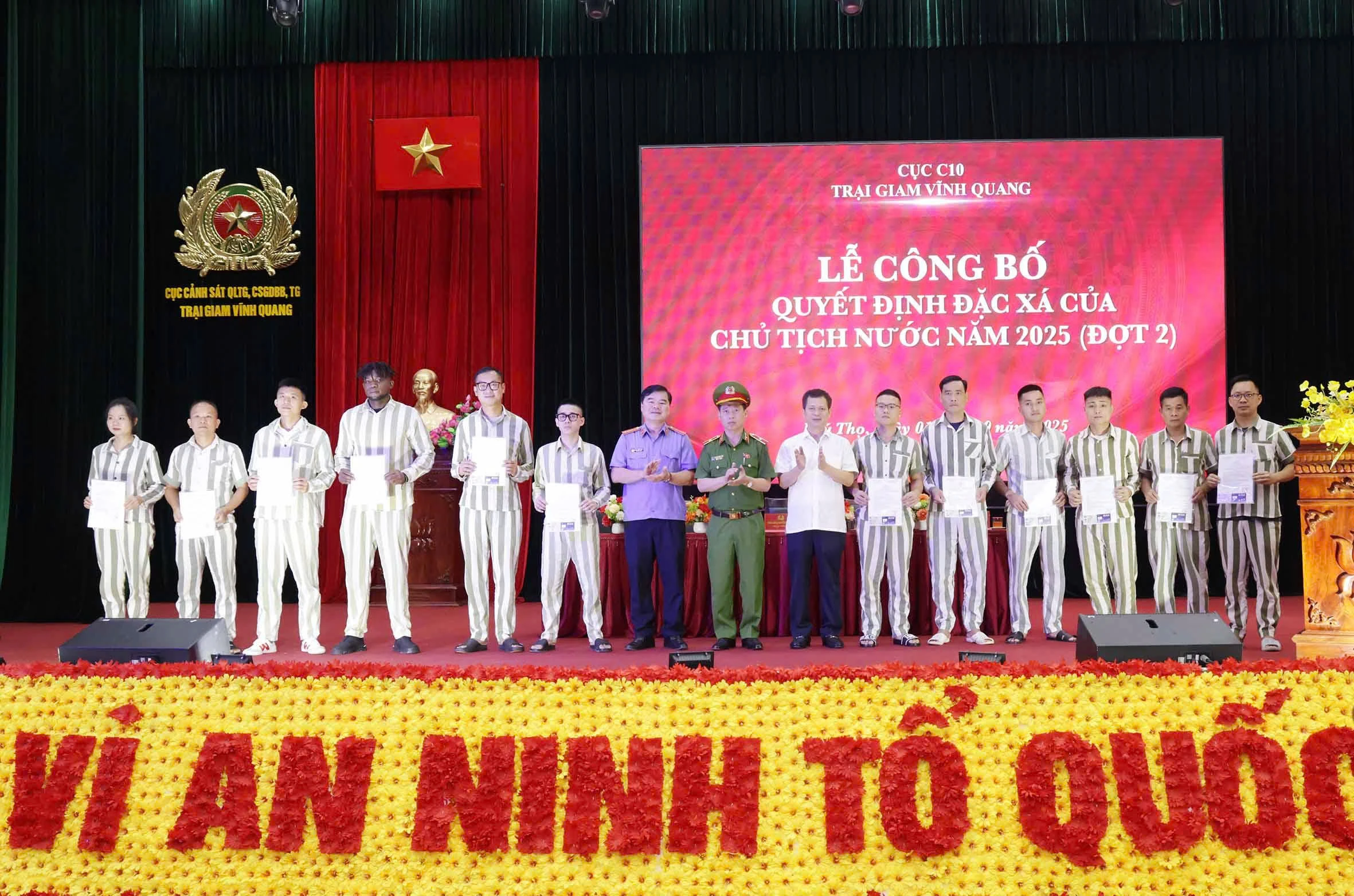 Trại giam Vĩnh Quang công bố quyết định đặc xá cho 410 phạm nhân