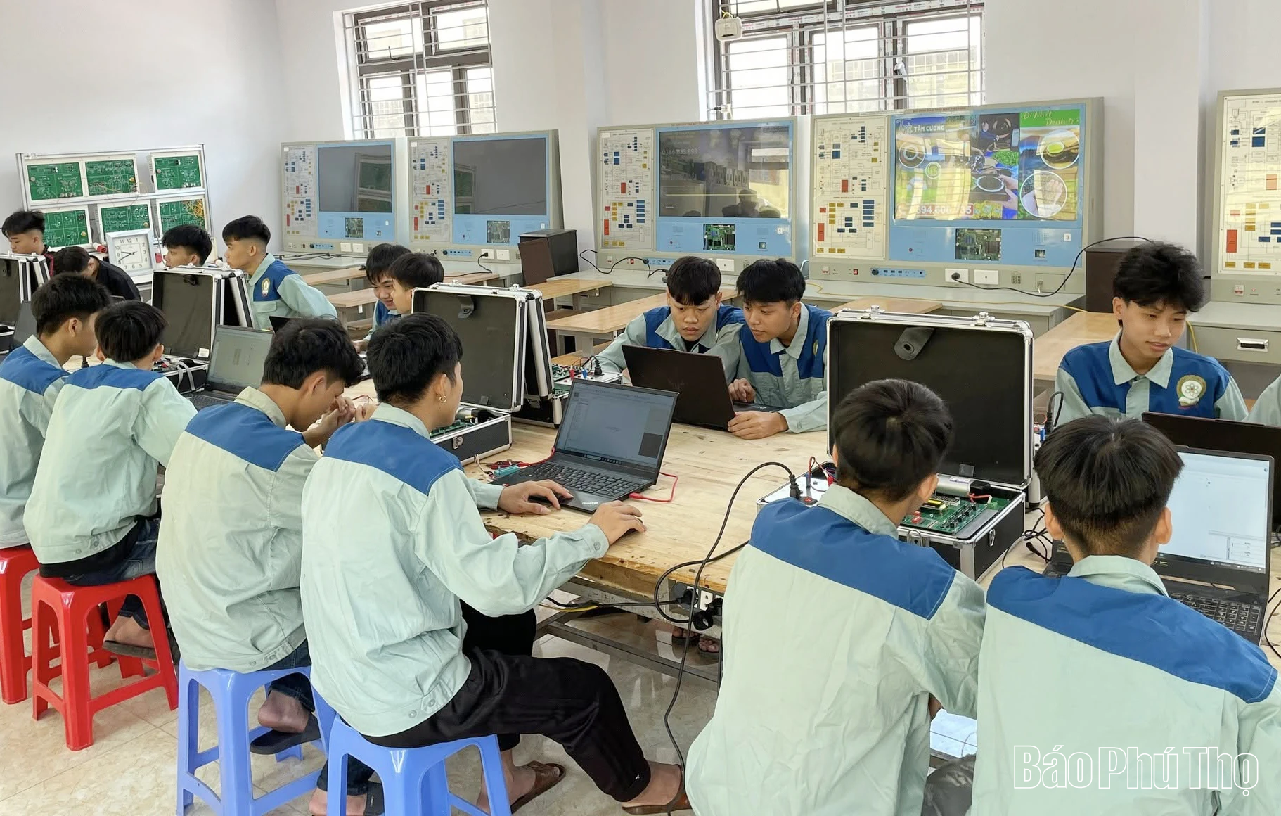 Đồng hành đào tạo nguồn nhân lực dân tộc thiểu số