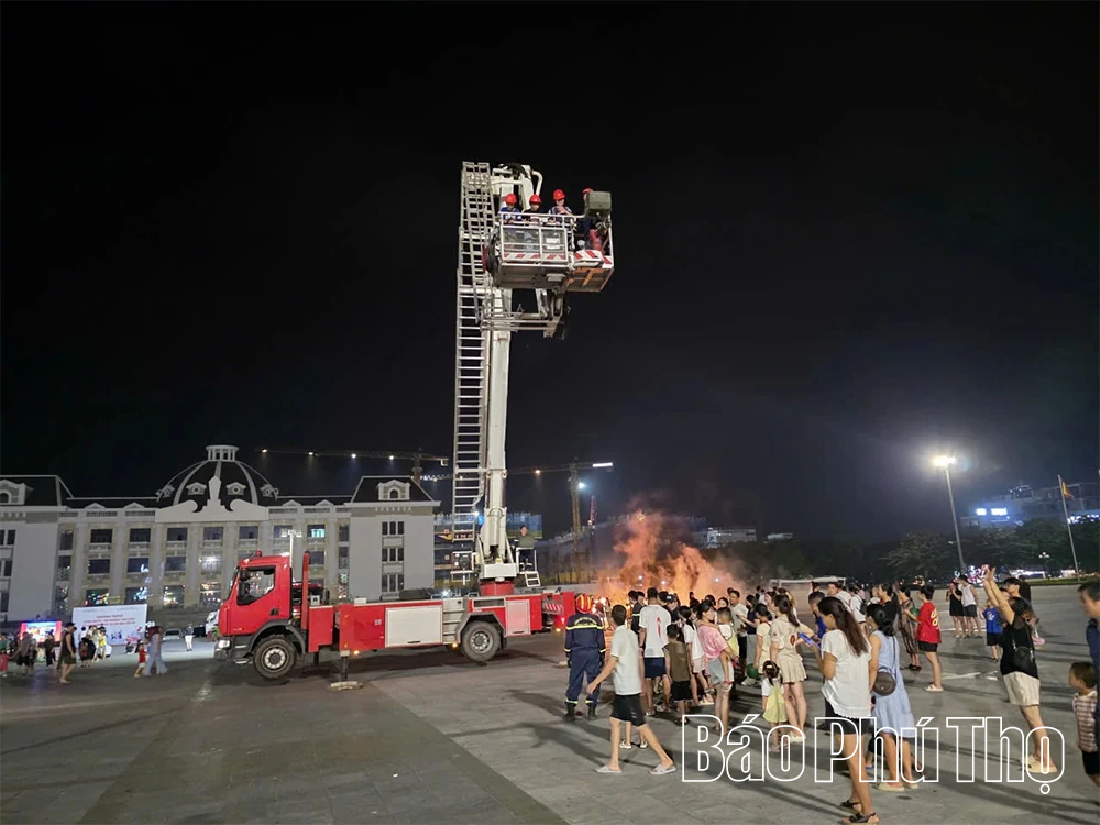 Hơn 1.000 người dân phường Việt Trì trải nghiệm kỹ năng phòng cháy, chữa cháy