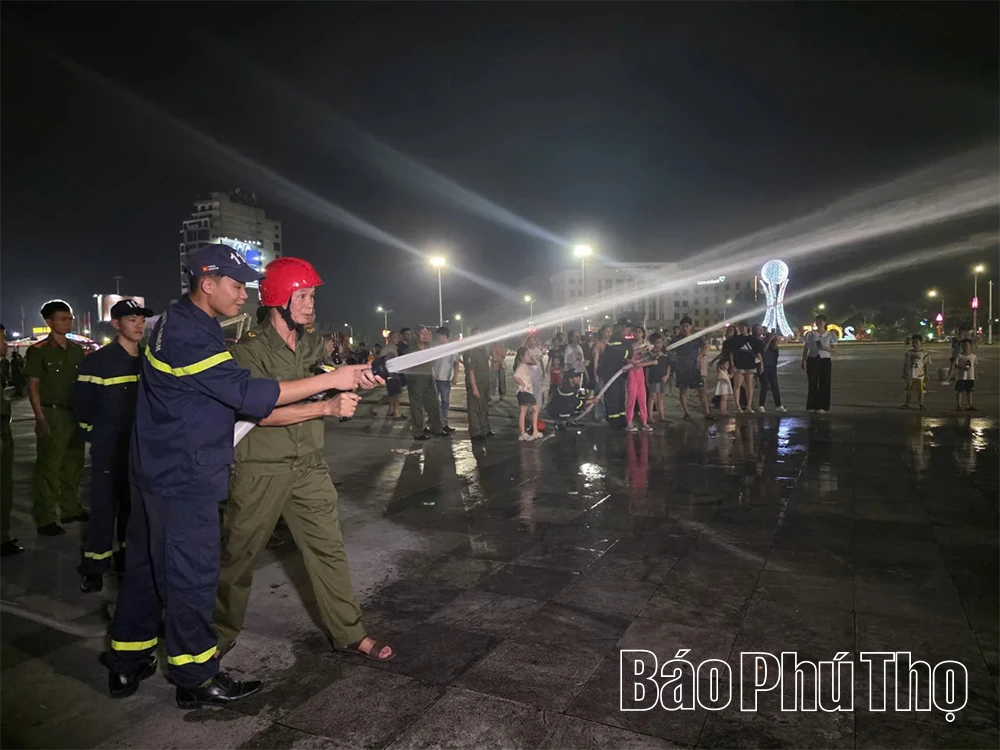 Hơn 1.000 người dân phường Việt Trì trải nghiệm kỹ năng phòng cháy, chữa cháy