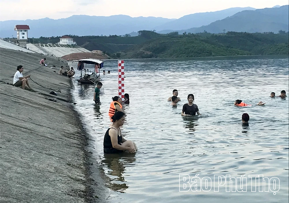 Cảnh báo nguy hiểm từ những hoạt động tự phát tại lòng hồ Cánh Tạng