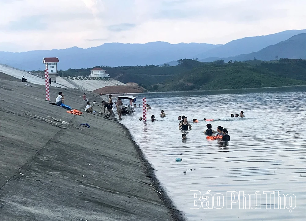 Cảnh báo nguy hiểm từ những hoạt động tự phát tại lòng hồ Cánh Tạng