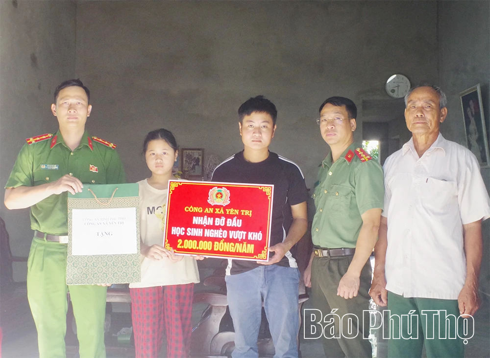 Nâng bước học sinh khó khăn đến trường