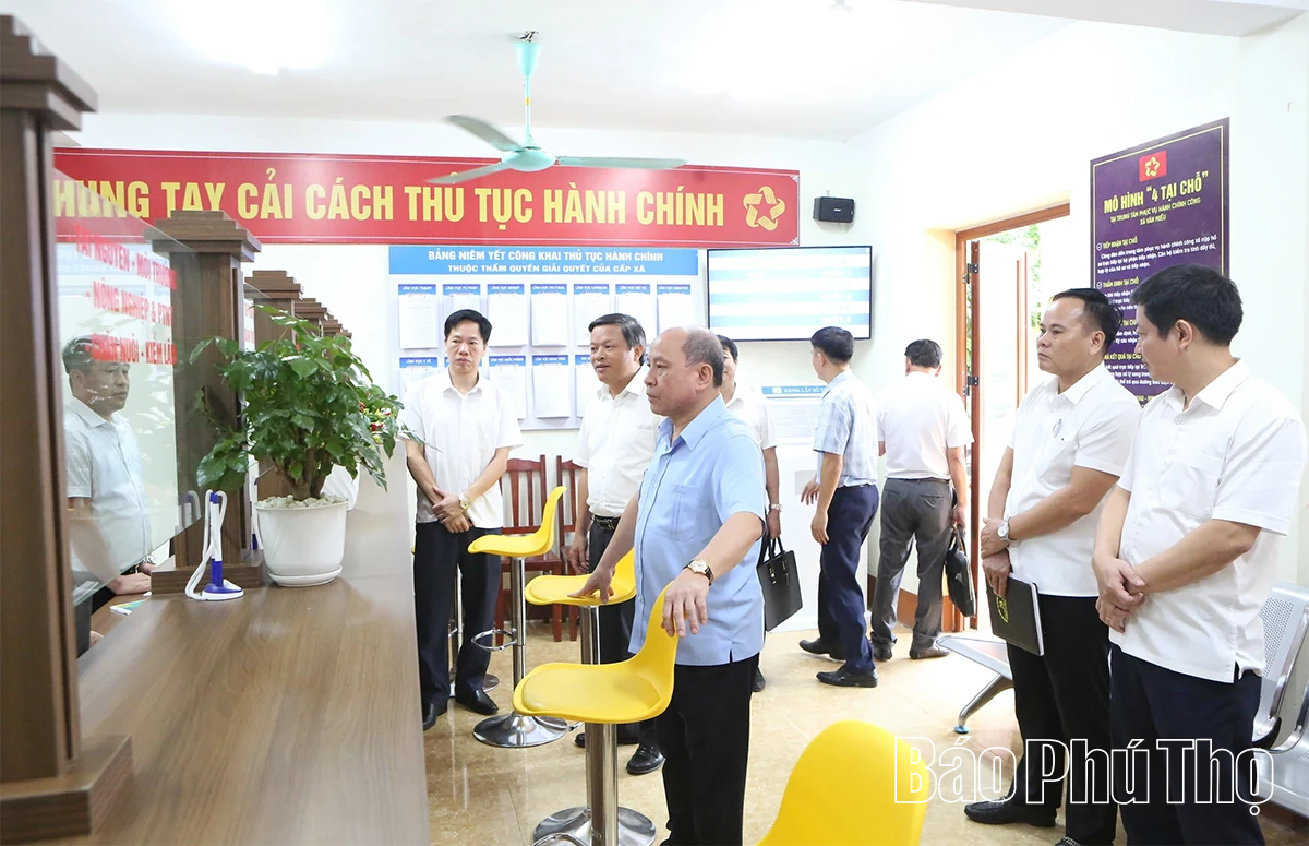 Đồng chí Bùi Đức Hinh - Phó Bí thư Tỉnh ủy, Chủ tịch Ủy ban MTTQ tỉnh làm việc với xã Văn Miếu