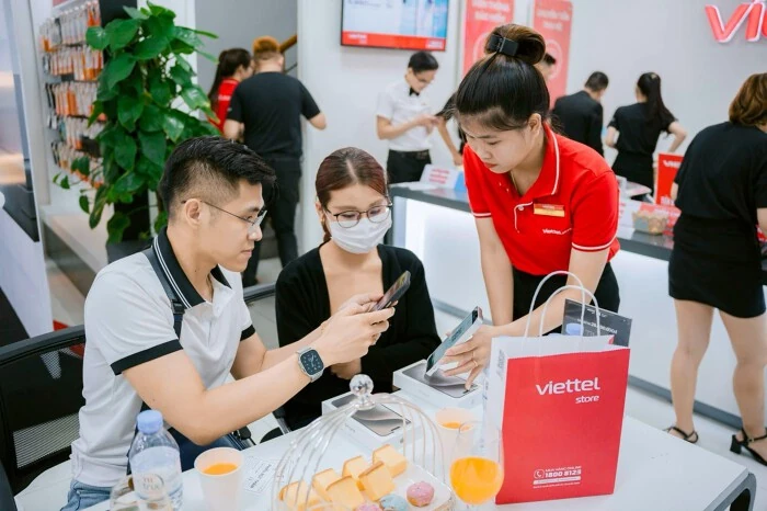 Cơn sốt iPhone 17 Từ phòng chờ Apple Store đến mạng xã hội