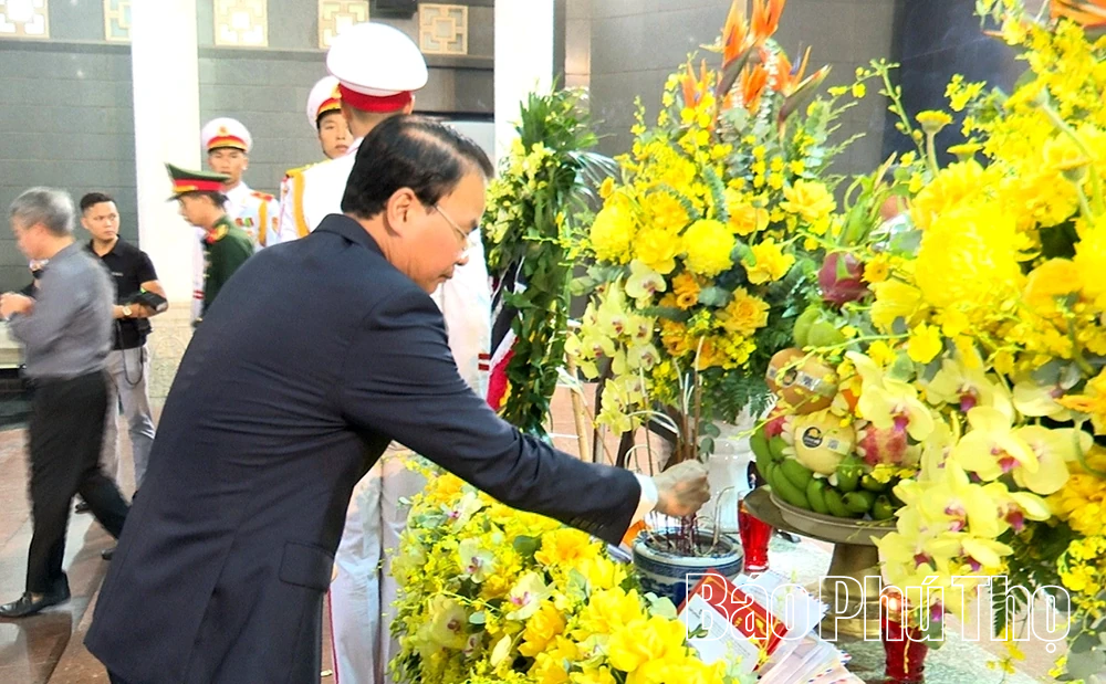 Đoàn đại biểu tỉnh Phú Thọ viếng, tiễn biệt đồng chí Lê Huy Ngọ