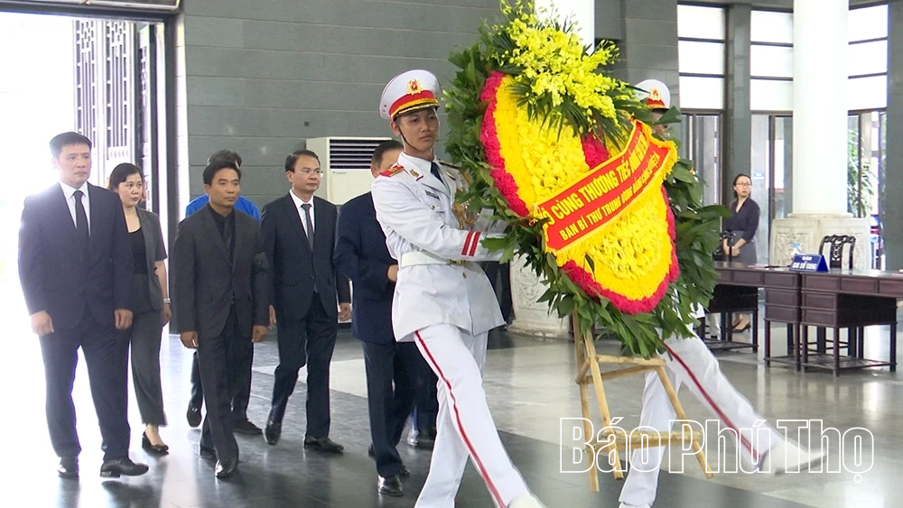 Đoàn đại biểu tỉnh Phú Thọ viếng, tiễn biệt đồng chí Lê Huy Ngọ