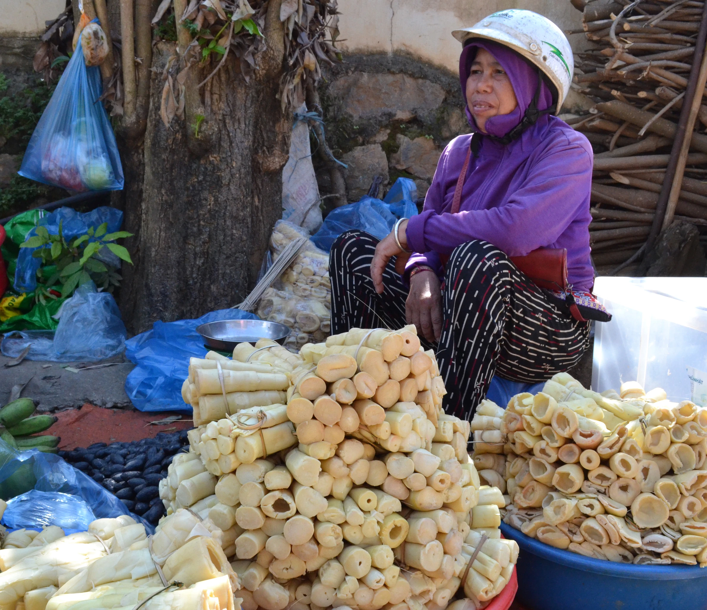 Háo hức chợ phiên xứ Mường