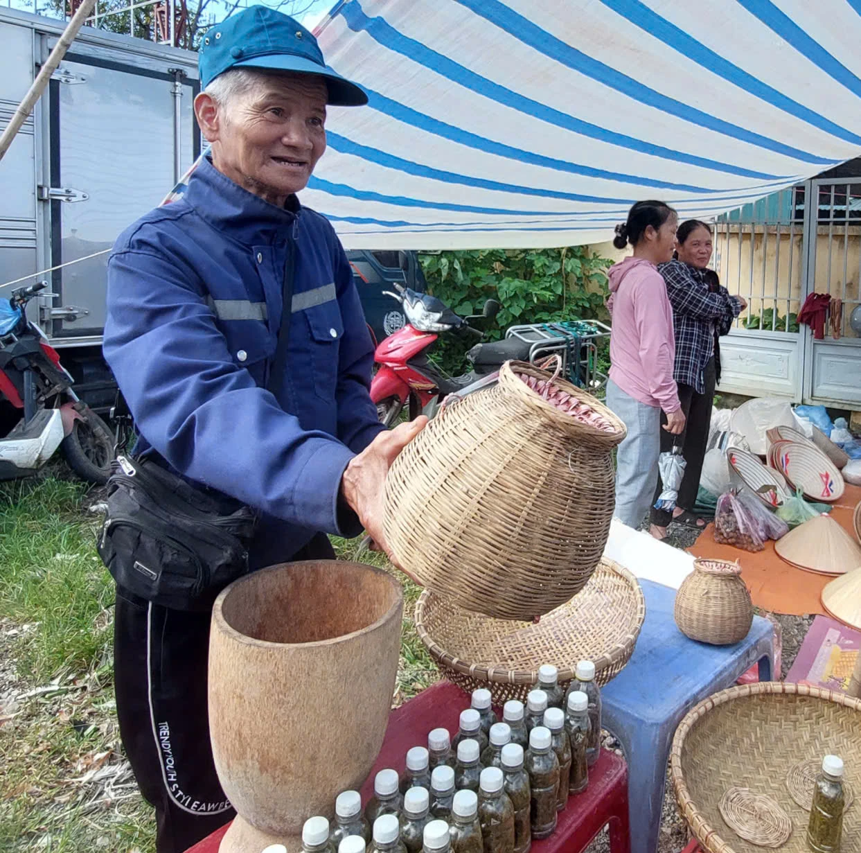 Háo hức chợ phiên xứ Mường