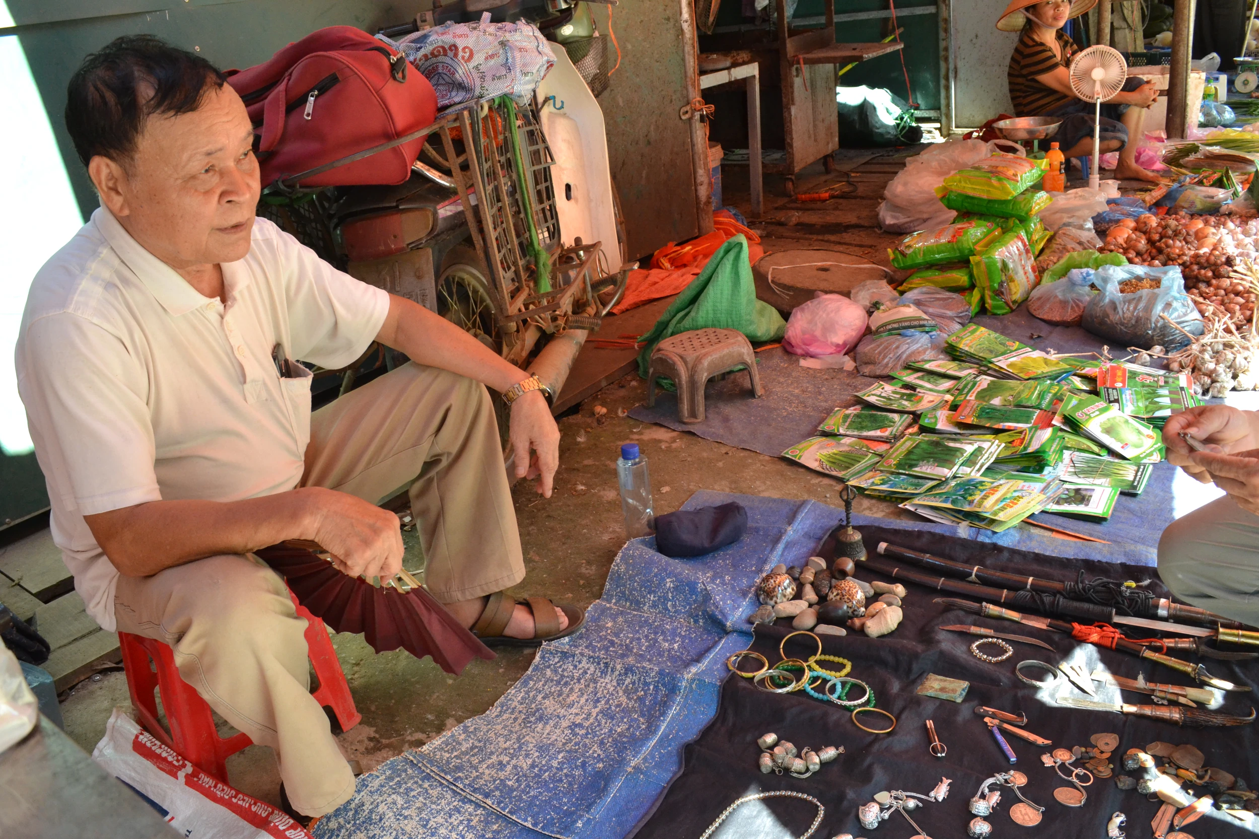 Háo hức chợ phiên xứ Mường