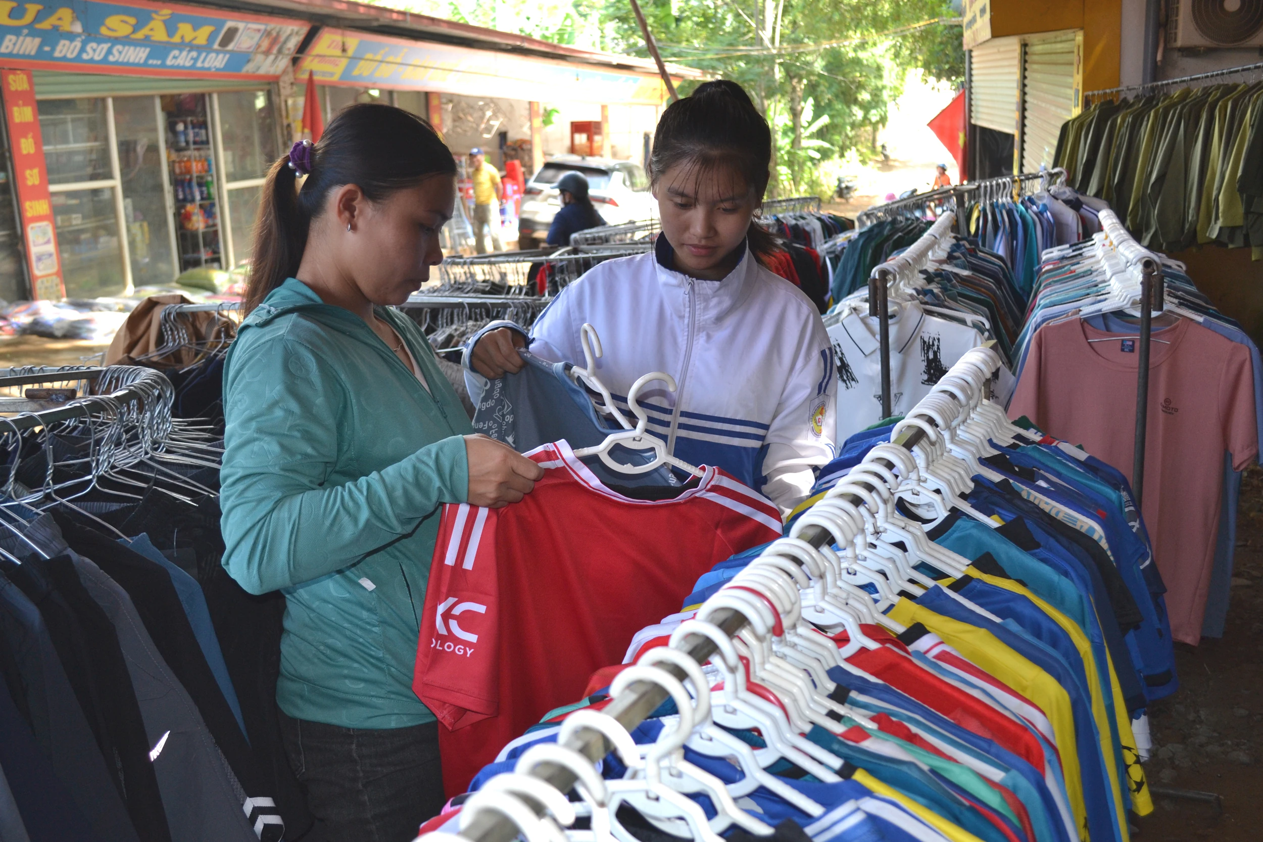 Háo hức chợ phiên xứ Mường