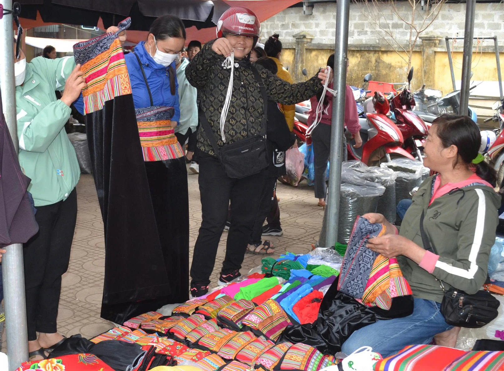 Háo hức chợ phiên xứ Mường